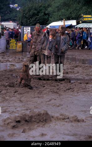 Mädchen bedeckt auf Schlamm in Glastonbury 1998 Festival, Pilton, Somerset, England Stockfoto