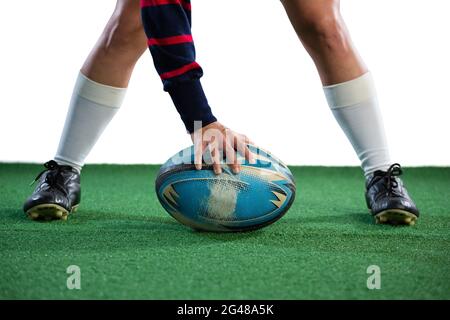 Unterer Teil einer Spielerin, die Rugby auf dem Spielfeld spielt Stockfoto