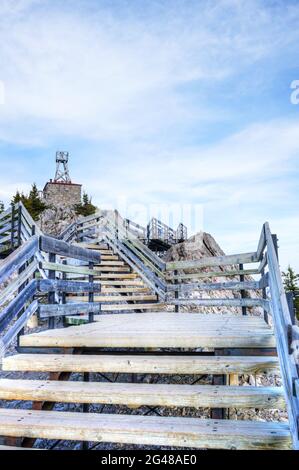 Überreste der historischen Cosmic Ray and Old Weather Station auf dem Sulphur Mountain auf dem Sanson's Peak in den kanadischen Rockies des Banff National Park, Alb Stockfoto