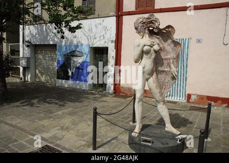 Seit August 2018 finden wir sogar in der Altstadt, dem ältesten Stadtzentrum von Bellaria, eine echte "Open-Air-Kunstgalerie". Es wurde vom Borgata Vecchia Komitee gegründet, dank des Beitrags vieler Freiwilliger und mit Unterstützung der Stadtverwaltung. Ein ehrgeiziges Projekt, das mit dem Ziel geboren wurde, dieses historische Gebiet im Zentrum von Bellaria zu verbessern und ein noch eindrucksvolleres Gesicht zu erhalten. Und hier sind sie, hier und da, an den Wänden der alten Häuser, Gemälde von Marino Barbanti, Sergio Barberini, Angelo Bartolini, Noemi Berardi, Emanuela Furia, Eros Giorgetti, G Stockfoto