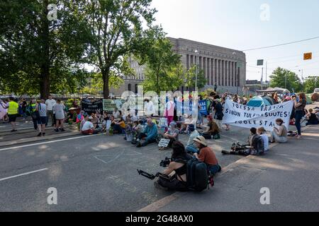 Elokapina oder Aussterben Rebellion Finnland blockiert Mannerheimintie in der Nähe des Parlamentshauses in Helsinki, Finnland Stockfoto