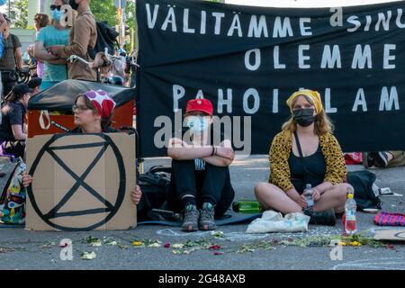 Elokapina oder Aussterben Rebellion Finnland Demonstranten blockieren Mannerheimintie während der "Sommerrevolte" in Helsinki, Finnland Stockfoto