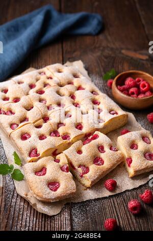 Fruchtiger Himbeerkuchen, bekannt als Bublanina, mit Puderzucker bestreut Stockfoto