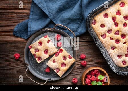 Fruchtiger Himbeerkuchen, bekannt als Bublanina, mit Puderzucker bestreut Stockfoto