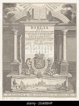 Architekturkulisse und Gesicht auf Stadt zu Wasser; Titelseite für: O. van Schuylenburch, Biblia That's the Gantsche H. Scripture (...), 1782. Ein architektonisches Setting mit Säulen und in der Mitte des Titels. In der Mitte das Wappen der Republik der Sieben Vereinigten Niederlande mit Bann Eendracht Maeckt Macht. Unter einem Gesicht auf einer Stadt auf dem Wasser. Stockfoto