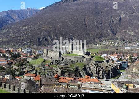 Luftaufnahme der drei Schlösser von Bellinzona Stockfoto