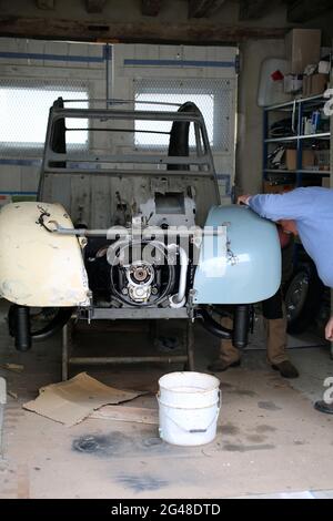 Ein in einer Garage in Frankreich restaurierter Wagen des 2CV. Stockfoto