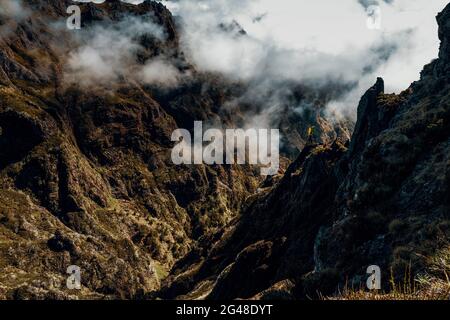 Rucksackfrau, die die Berge auf der Insel Madeira, Portugal, erkundet Stockfoto