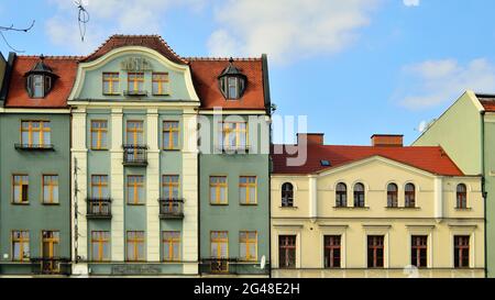 Renovierte Gebäude auf dem historischen Marktplatz im Stadtzentrum. Sommer. Stockfoto