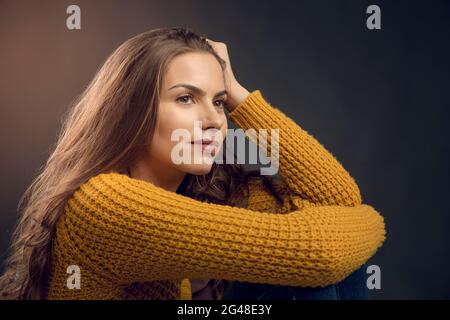 Aufnahme einer schönen jungen Frau, die in Gedanken verloren war Stockfoto