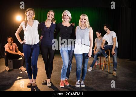 Schauspieler üben Spiel auf der Bühne Stockfoto