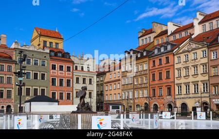 Warschau/Polen - 27. Februar 2019: Marktplatz der Altstadt mit Weihnachtsschmuck am Ende des Winters Stockfoto