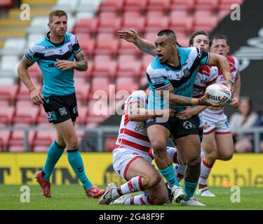 Leigh, Großbritannien. Juni 2021. Mahe Fonua (5) von Hull FC wird am 6/19/2021 den Ball in Leigh, Großbritannien, abladen. (Foto von Simon Whitehead/ SW Foto/News Images/Sipa USA) Quelle: SIPA USA/Alamy Live News Stockfoto