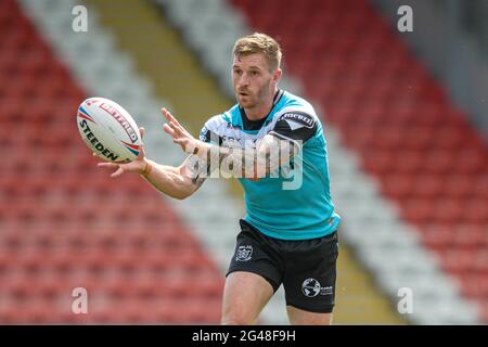 Leigh, Großbritannien. Juni 2021. Marc Sneyd (7) vom Hull FC erhält den Ball am 6/19/2021 in Leigh, Großbritannien. (Foto von Simon Whitehead/ SW Foto/News Images/Sipa USA) Quelle: SIPA USA/Alamy Live News Stockfoto