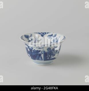 Schale (Falthut) mit blühenden Pflanzen und glückverheißenden Objekten. Schale aus Porzellan mit einem Wellenschliff, in Unterglasur blau lackiert. Die Außenwand ist in vier Fächer unterteilt, die abwechselnd mit blühenden Pflanzen mit Stein und Wertgegenständen, Antiquitäten und Glücksgegenständen (Artemisia-Blatt, Vase mit Pfauenfedern, Rollen, Bücher usw.) gefüllt sind. Auf dem Boden blühende Pflanzen mit einem Felsen und drei fliegenden Insekten. Die Innenwand ist ebenfalls in vier Fächer mit je einem Blumenzweig unterteilt; zwischen den Gängen ein Hakenkreuz-Muster. Der äußere Rand mit viermal einem Blumengetränk. Auf der Unterseite markiert Stockfoto