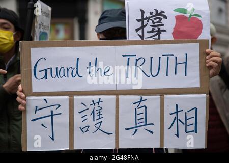 London, Großbritannien. Juni 2021. Ein Protestler, der während der Demonstration ein Plakat mit der Aufschrift „Wache die Wahrheit“ hielt. Die Hongkonger Polizei für nationale Sicherheit verhaftete am 17. Juni 2021 in Hongkong den Chefredakteur und vier Führungskräfte der pro-demokratischen Zeitung und rappte zum zweiten Mal in ihrem Newsroom ein, als sie der unverblümten Boulevardzeitung den letzten Schlag versetzt hatte. Vor der chinesischen Botschaft in London fand ein Protest zur Unterstützung der Zeitung Apple Daily statt. (Foto von May James/SOPA Images/Sipa USA) Quelle: SIPA USA/Alamy Live News Stockfoto