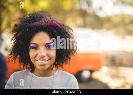 Nahaufnahme Porträt einer Frau mit künstlichen Wimpern Stockfoto