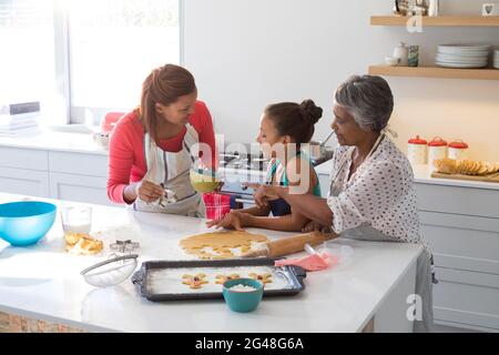 Glückliche Multi-Generation-Familie bereitet Cookies in der Küche Stockfoto