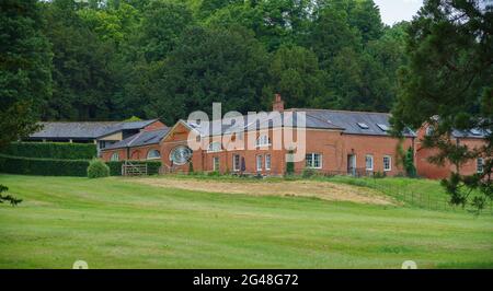 Großes englisches Backsteinhaus mit erstaunlichen architektonischen Fenstern Stockfoto