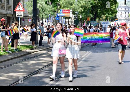 Wien, Österreich. Juni 2021. Zum 25. Mal findet auf der Wiener Ringstraße die Regenbogenparade (Vienna Pride) statt. In diesem Jahr findet die Parade ohne Fahrzeuge statt, also zu Fuß, mit Rollstuhl oder Fahrrad, und kehrt damit zu ihren Wurzeln zurück. Stockfoto