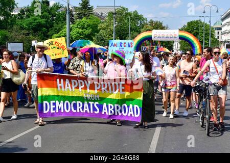 Wien, Österreich. Juni 2021. Zum 25. Mal findet auf der Wiener Ringstraße die Regenbogenparade (Vienna Pride) statt. In diesem Jahr findet die Parade ohne Fahrzeuge statt, also zu Fuß, mit Rollstuhl oder Fahrrad, und kehrt damit zu ihren Wurzeln zurück. Stockfoto