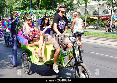 Wien, Österreich. Juni 2021. Zum 25. Mal findet auf der Wiener Ringstraße die Regenbogenparade (Vienna Pride) statt. In diesem Jahr findet die Parade ohne Fahrzeuge statt, also zu Fuß, mit Rollstuhl oder Fahrrad, und kehrt damit zu ihren Wurzeln zurück. Stockfoto