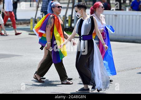 Wien, Österreich. Juni 2021. Zum 25. Mal findet auf der Wiener Ringstraße die Regenbogenparade (Vienna Pride) statt. In diesem Jahr findet die Parade ohne Fahrzeuge statt, also zu Fuß, mit Rollstuhl oder Fahrrad, und kehrt damit zu ihren Wurzeln zurück. Stockfoto