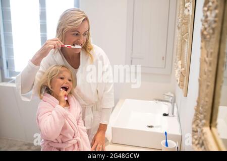 Mutter und Tochter Zähneputzen im Bad Stockfoto