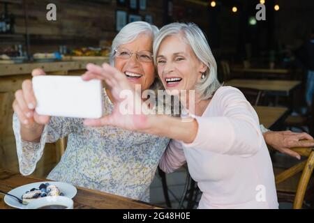 Zwei ältere Frauen, die Selfie vom Mobiltelefon nehmen Stockfoto