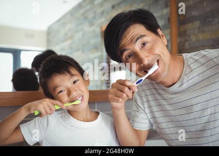 Vater und Sohn Zähneputzen im Bad Stockfoto