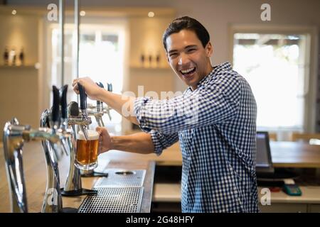 Bar Tender Befüllung Bier aus Bierpumpe Stockfoto