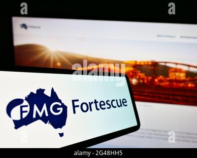 Smartphone mit Logo des australischen Bergbauunternehmens Fortescue Metals Group Ltd auf dem Bildschirm vor der Website. Konzentrieren Sie sich auf die Mitte rechts des Telefondisplays. Stockfoto