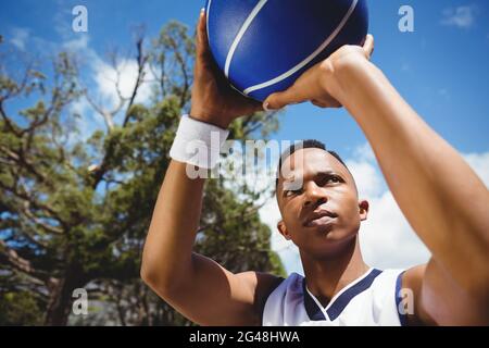 Nahaufnahme eines männlichen Teenagers, der Basketball praktiziert Stockfoto