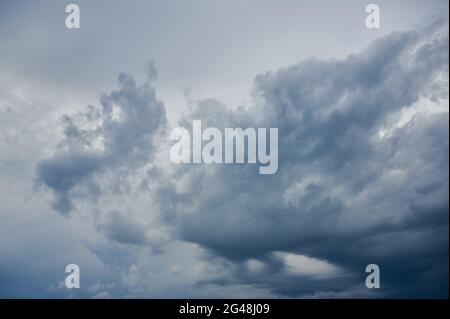 Dramatische Wolkenlandschaft kurz vor einem Gewitter Stockfoto