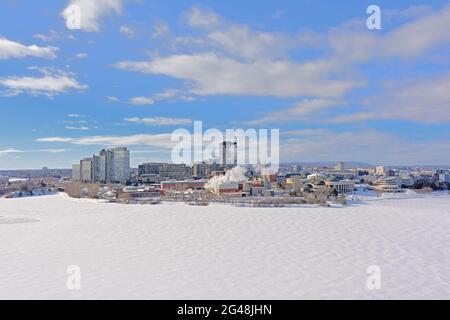 Im Winter entstehen im Hull-Viertel, am gefrorenen Ottawa-Fluss, Hochhäuser für Bürogebäude und Industriegebäude. Gatineau, Kanada Stockfoto