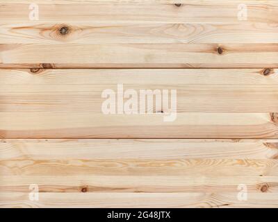 Textur von neuen Holzplanken mit braunen Ästen. Hintergrund der horizontalen Kiefer Holzbretter der natürlichen Farbe. Glatte Oberfläche der rustikalen Holztischplatte Stockfoto