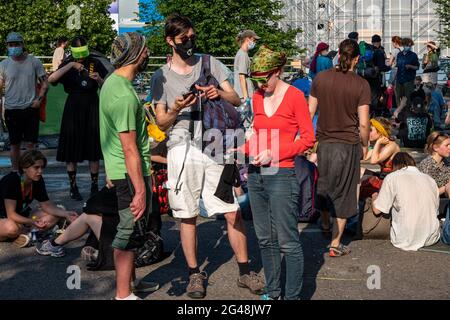Elokapina oder Aussterben Rebellion Finnland Umweltprotestierende blockieren Mannerheimintie während der "Sommerrevolte" in Helsinki, Finnland Stockfoto
