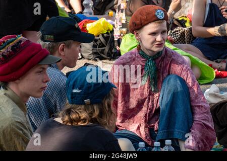 Menschen in Elokapina oder Aussterben Rebellion Finnland Mannerheimintie Straßenblocklager in Helsinki, Finnland Stockfoto