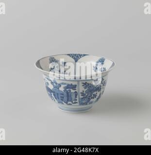 Schale (Falthut) mit blühenden Pflanzen und glückverheißenden Objekten. Schale aus Porzellan mit einem Wellenschliff, in Unterglasur blau lackiert. Die Außenwand ist in vier Fächer unterteilt, die abwechselnd mit blühenden Pflanzen mit einem Felsen und Wertgegenständen, Antiquitäten und Glücksgegenständen (Artemisia-Blatt, Pfauenfedern, Rollen, Bücher, Kran, Usw.). Pflanzen blühen auf dem Boden an einem Felsen. Die Innenwand ist ebenfalls in vier Fächer mit je einem Blumenzweig unterteilt; zwischen den Gängen ein Hakenkreuz-Muster. Der äußere Rand mit viermal einem Blumengetränk. Auf der Unterseite mit dem Zeichen 'Yù' gekennzeichnet Stockfoto