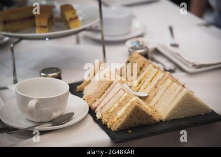 Traditioneller englischer Nachmittagstee bei einem Hochzeitsempfang Stockfoto