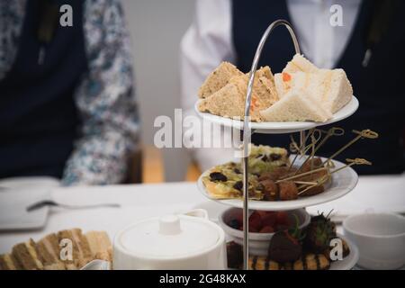 Traditioneller englischer Nachmittagstee bei einem Hochzeitsempfang Stockfoto