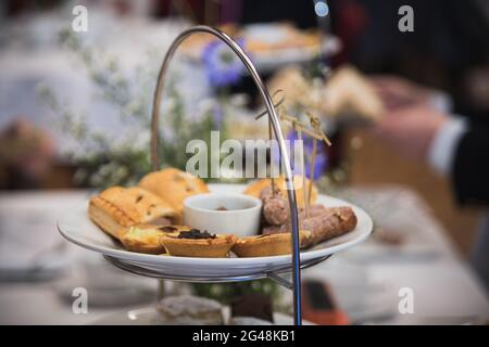 Traditioneller englischer Nachmittagstee bei einem Hochzeitsempfang Stockfoto