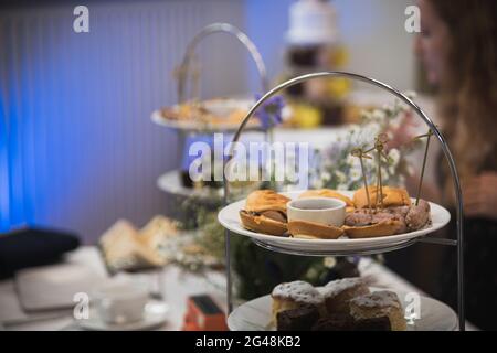 Traditioneller englischer Nachmittagstee bei einem Hochzeitsempfang Stockfoto