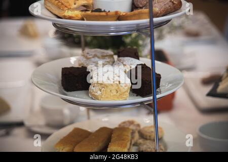 Traditioneller englischer Nachmittagstee bei einem Hochzeitsempfang Stockfoto