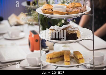 Traditioneller englischer Nachmittagstee bei einem Hochzeitsempfang Stockfoto