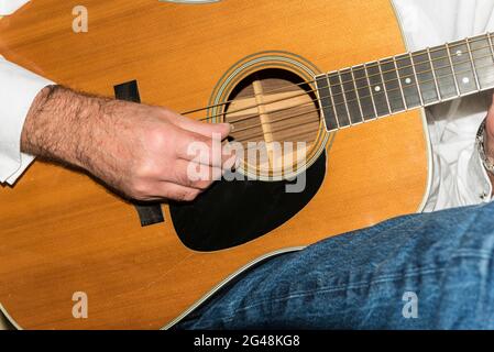 Nahaufnahme Detail einer Vintage Martin Gitarre, die von der Hand eines Mannes gespielt wird. Stockfoto