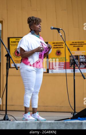 Williamsport, Usa. Juni 2021. Melodie Carter-Shaw, die Präsidentin der NAACP aus dem Lycoming Tri-County, spricht während einer Junienth-Party im Brandon Park in Williamsport, Pennsylvania, am 19. Juni 2021. (Foto von Paul Weaver/Sipa USA) Quelle: SIPA USA/Alamy Live News Stockfoto