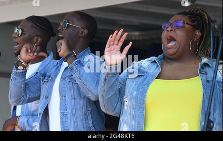 Racine, Wisconsin, USA. Juni 2021. Die Eric Powell und die Promise Gospel-Gruppe treten am 19. Juni 2021 im Dr. John Bryant Community Center in Racine, Wisconsin, auf. Quelle: Mark Hertzberg/ZUMA Wire/Alamy Live News Stockfoto