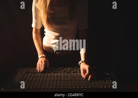 Mittlerer Abschnitt des weiblichen DJ-Operationssklangmischers Stockfoto