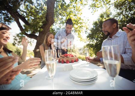 Eine Gruppe von Freunden feiert Geburtstag von Frauen im Restaurant im Freien Stockfoto